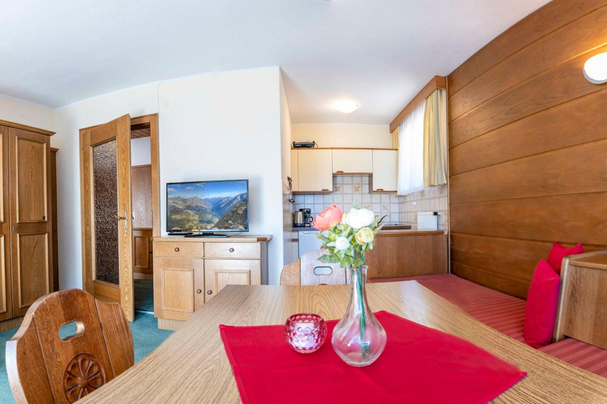 Ferienwohnungen Dietmar Thöni inclusive Pitztal Sommercard Arzl im Pitztal Exterior foto